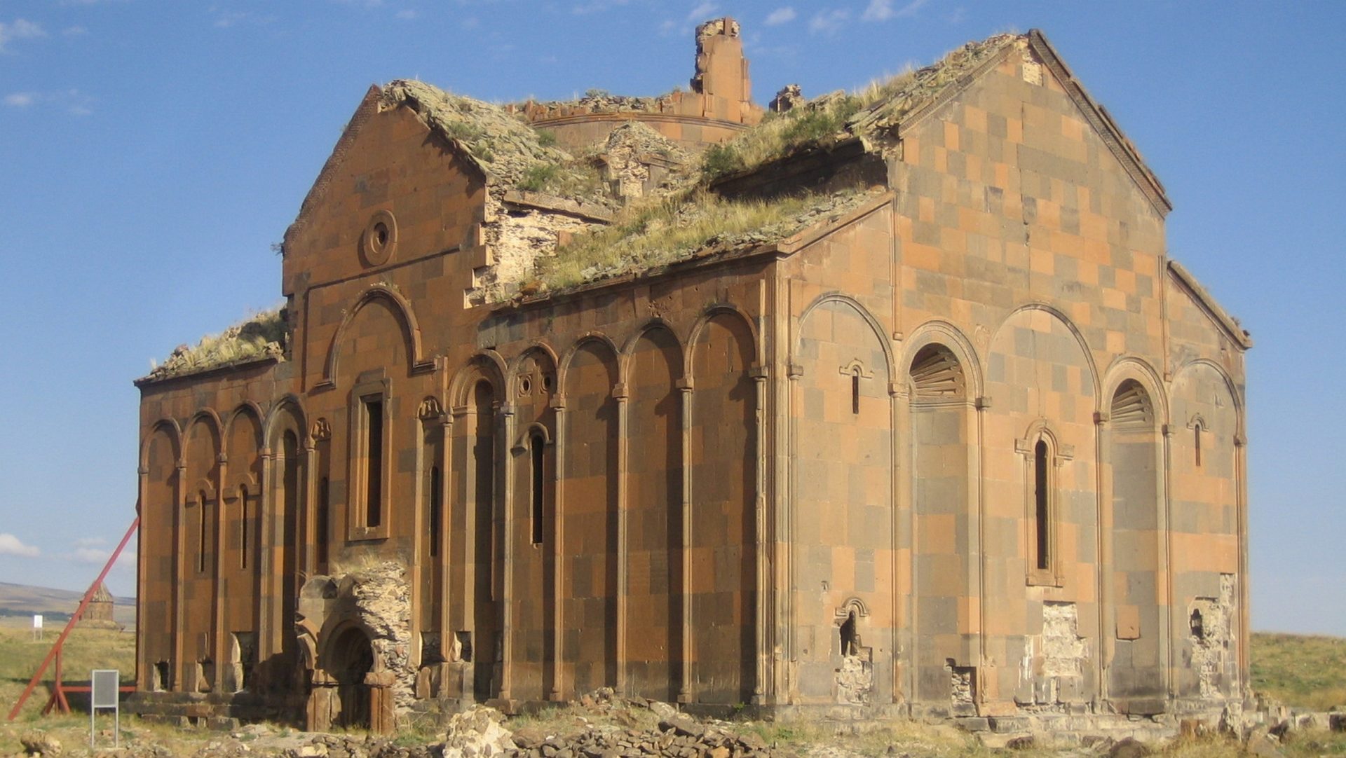 La cathédrale médiévale arménienne d'Ani à la frontière arméno-turque (photo Wikimedia commons Hansm CC BY-SA 3.0)