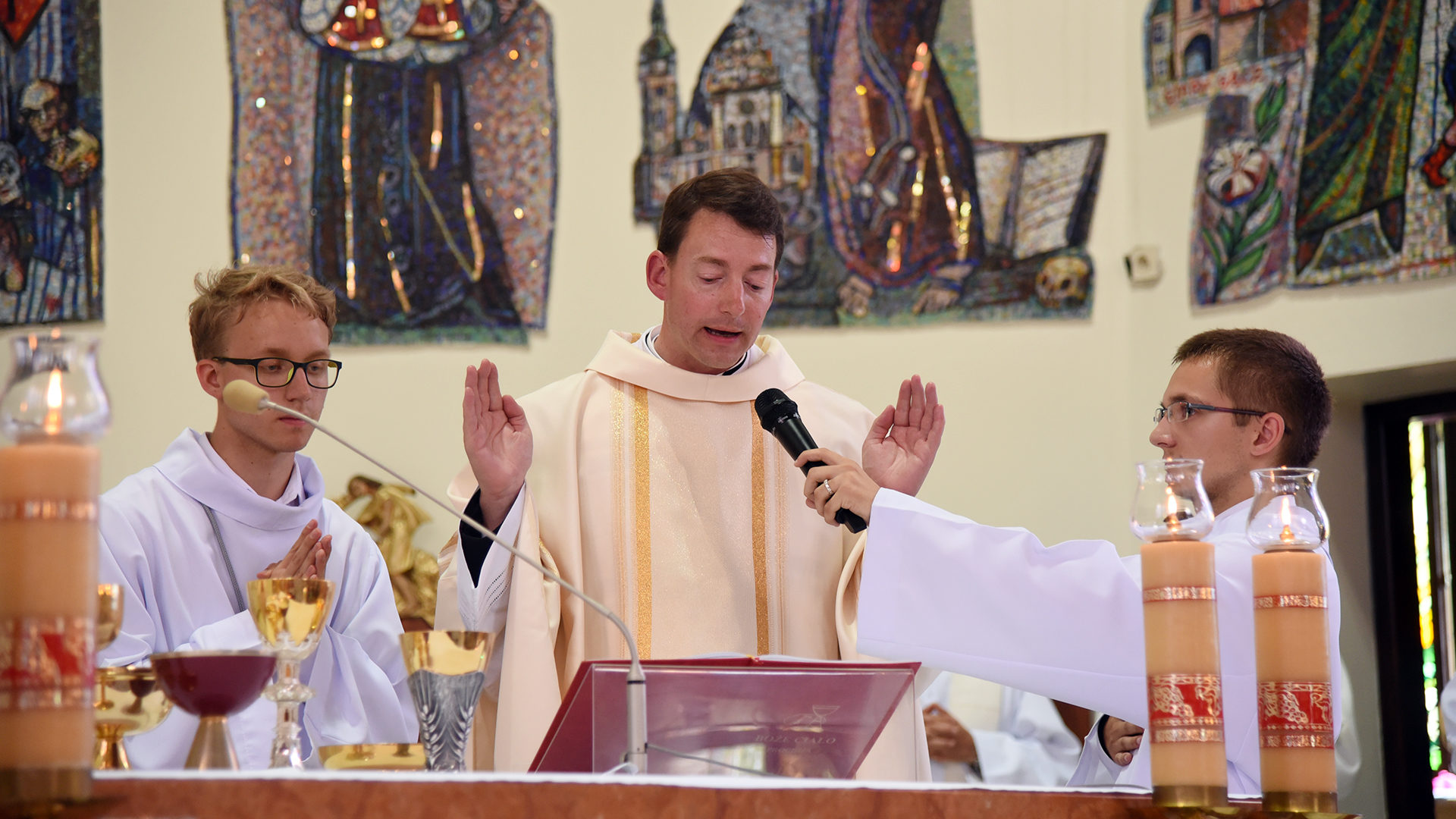 L'abbé Jean Glasson, curé d'Estavayer-le-Lac, lors de la messe des JMJ, le 27 juillet 2016 à la paroisse Saint-Wojciech à Cracovie. (Photo: P.Pistoletti)