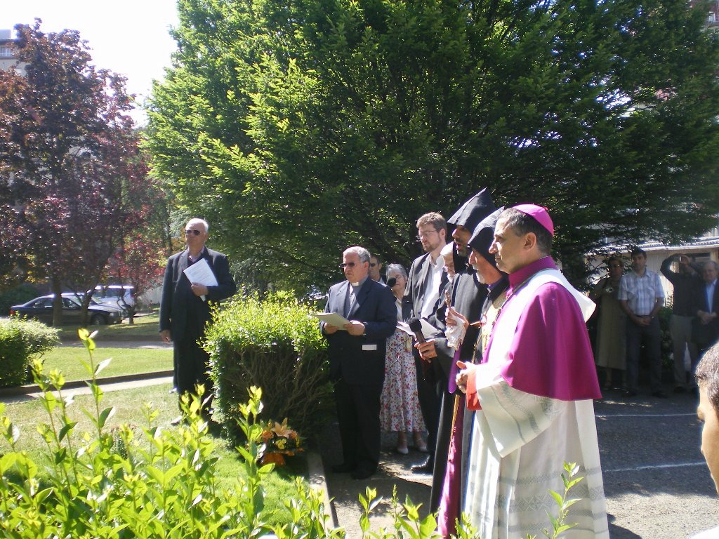Mgr Dominique Lebrun (1er plan), ici en 2009 à l'évêché de Saint-Etienne. (Photo: Chantal de Rosemont et André Barou)