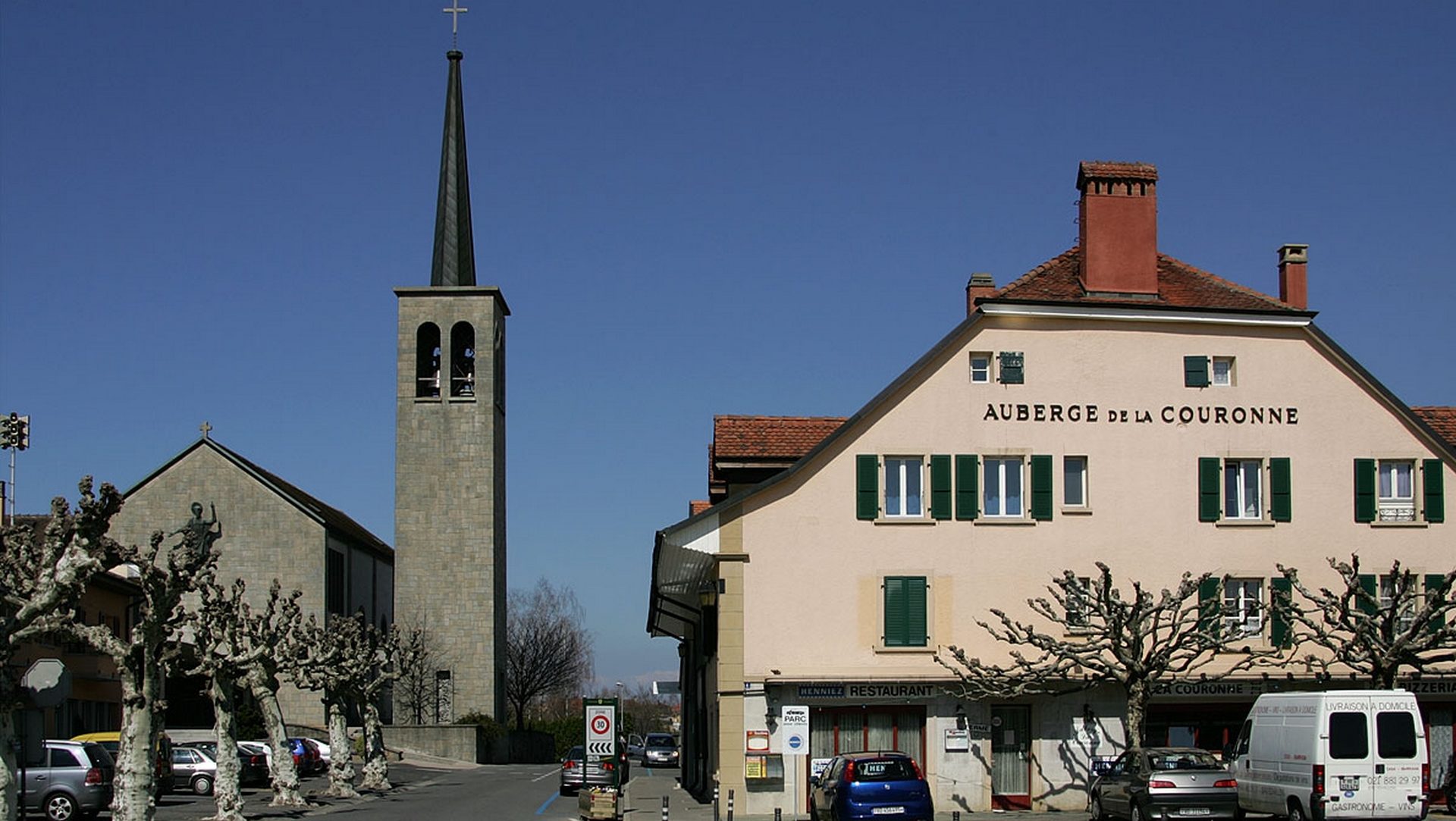Echallens (VD) l'église catholique St Jean  et l'auberge de la Couronne (photo wikimedia commons Roland Zumbühl CC BY-SA 3.0)