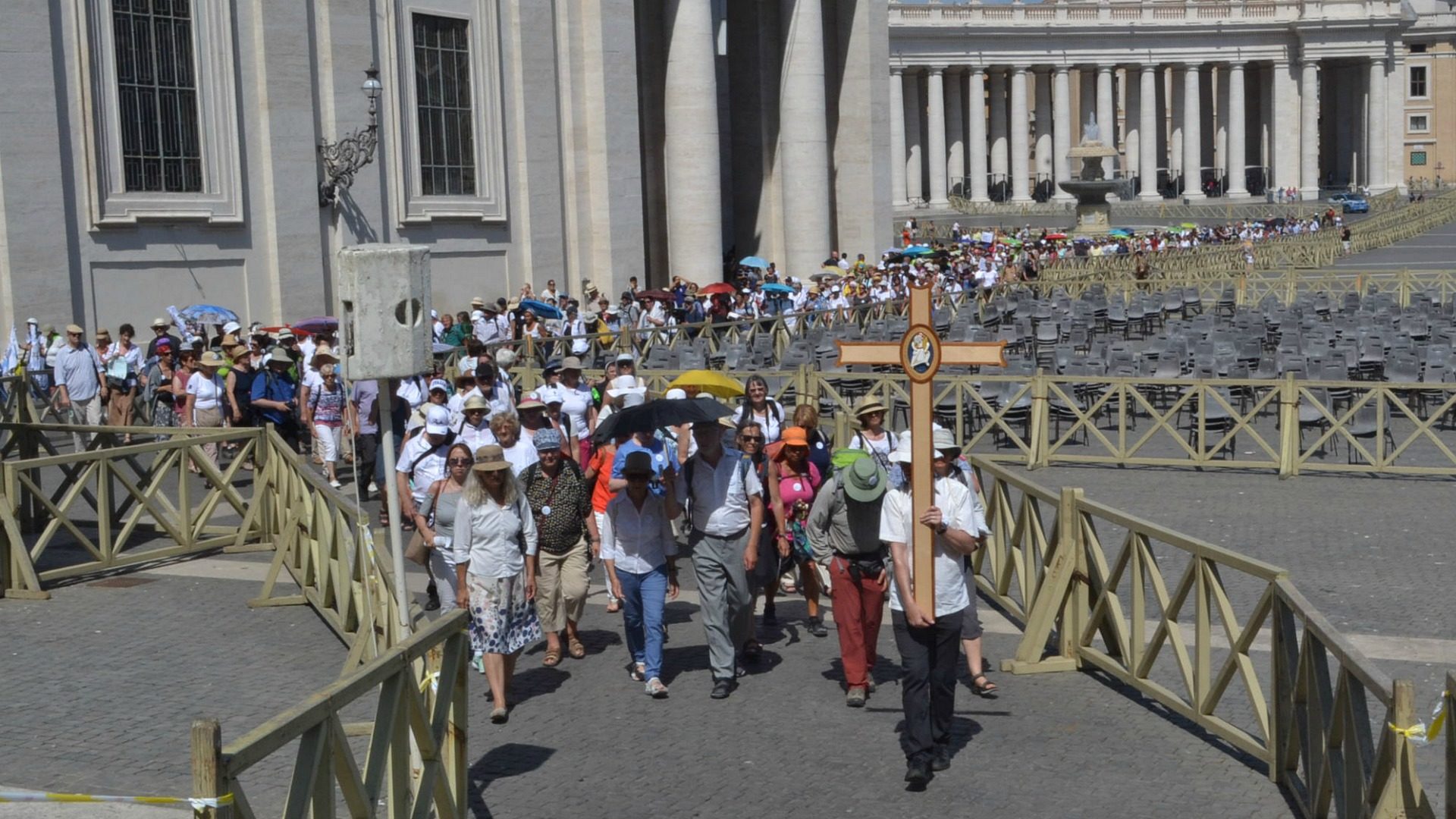 Les pèlerins arrivent au seuil de la basilique Saint-Pierre pour passer la Porte sainte de la miséricorde. (Photo: Sylvia Stam)