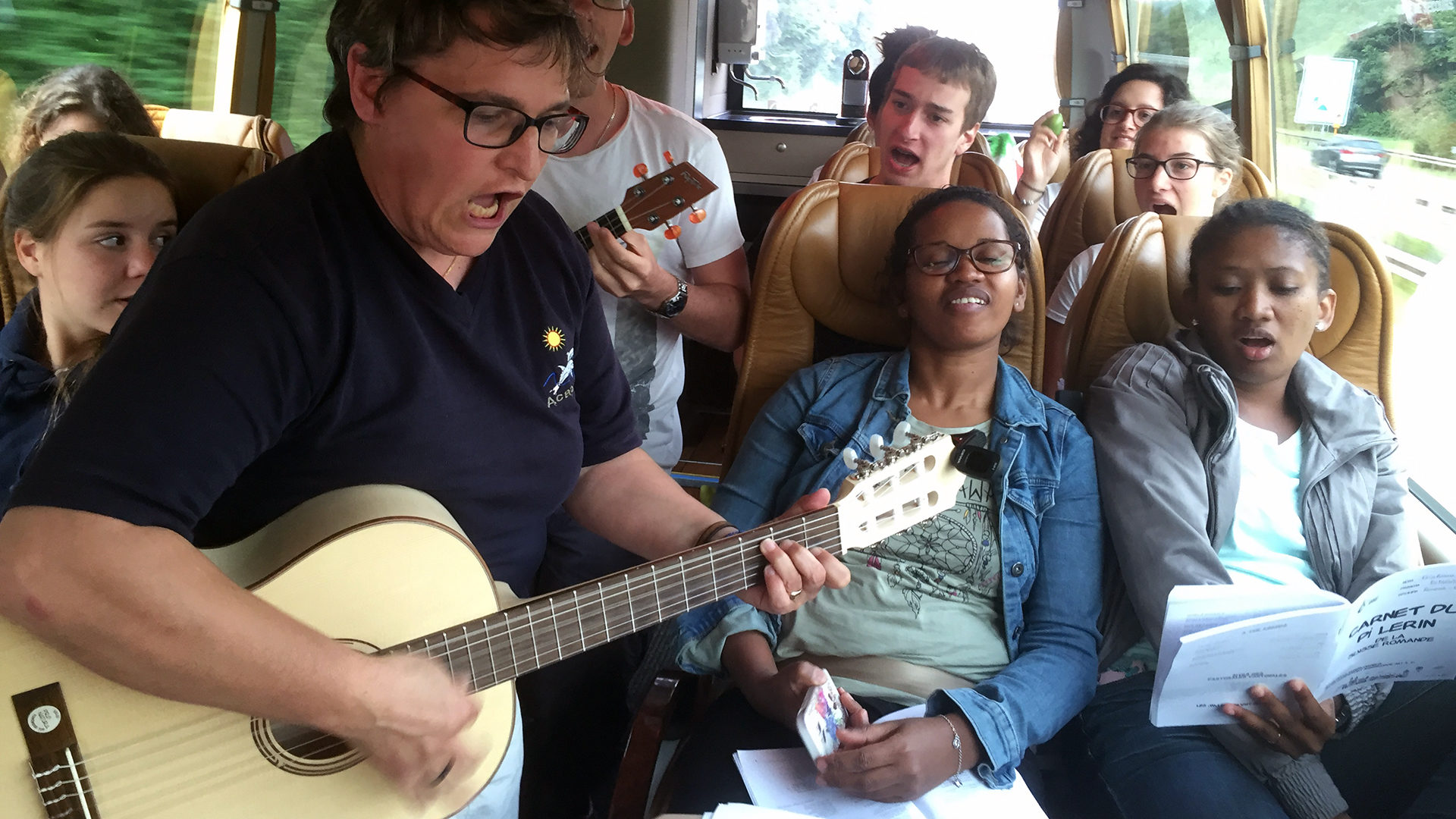 JMJ: Petite pose de voix, après la prière du matin, dans le bus vers Cracovie (Photo: Pierre Pistoletti)