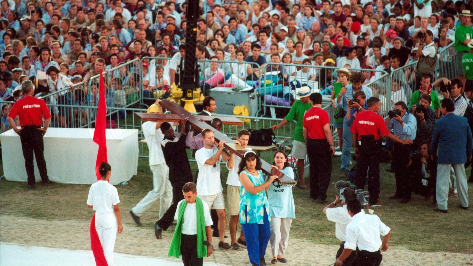 Les jeunes apportent la croix lors de la grand-messe des JMJ de 1997 à Paris. | © Flickr - Madrid11 - CC BY-NC-ND 2.0