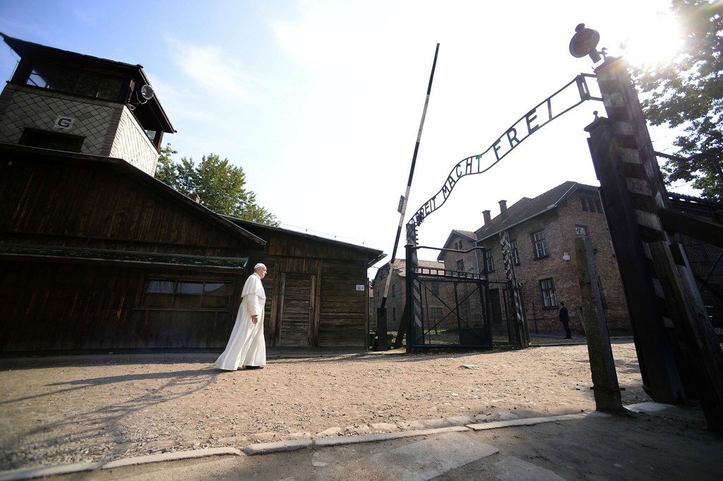 Le pape François s'est rendu au camp d'extermination d’Auschwitz le 29 juillet 2016, où il a prié en silence | © Photo Keystone 