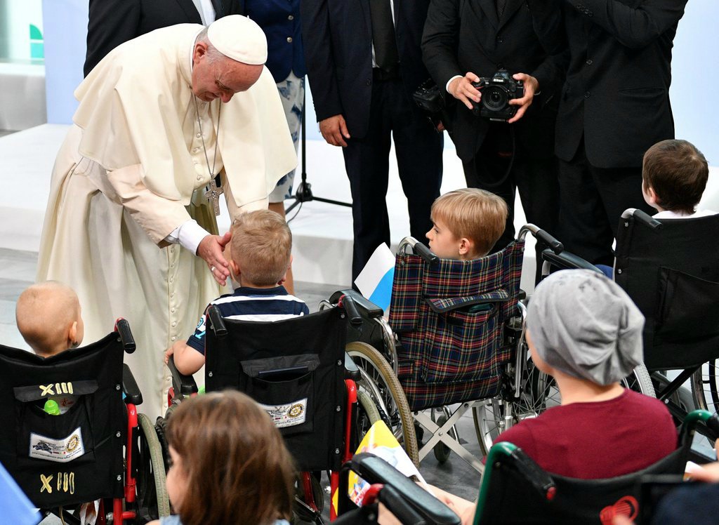 "Je voudrais me tenir tout proche de chaque enfant malade", a déclaré le pape à la cinquantaine d'enfants présents à l'hôpital pédiatrique de Cracovie. (photo: Keystone)