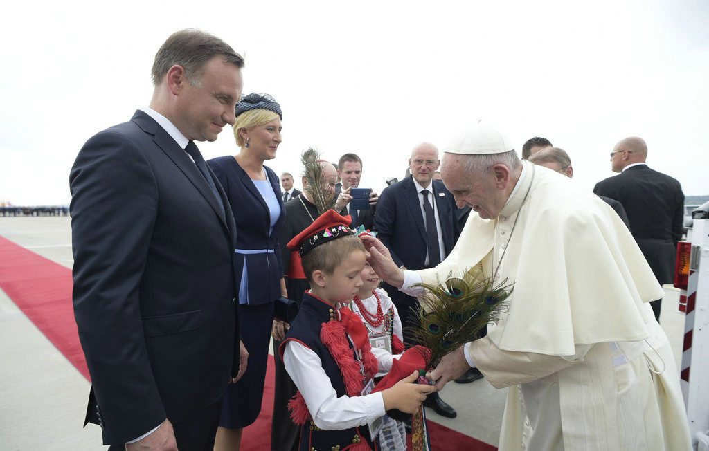 Le pape François, à son arrivée en Pologne, le 27 juillet 2016 est accueilli par le président polonais et son épouse. (Photo: Keystone)