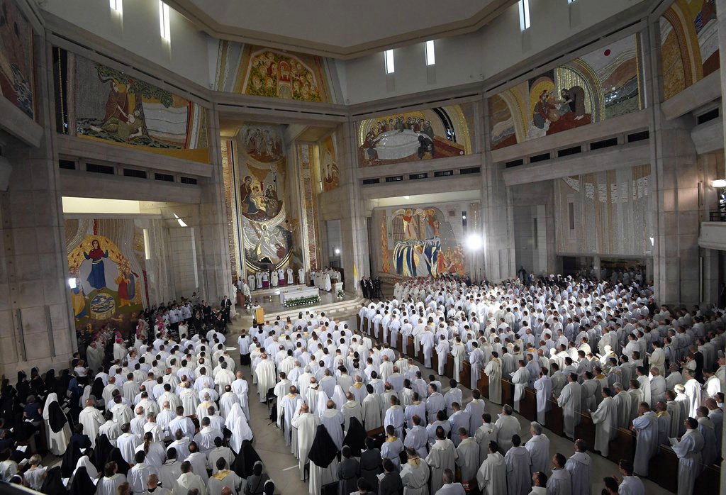 Au sanctuaire Saint Jean Paul II, le pape François a invité les prêtres et consacrés à "évangéliser et non à vivoter". (photo: Keystone)