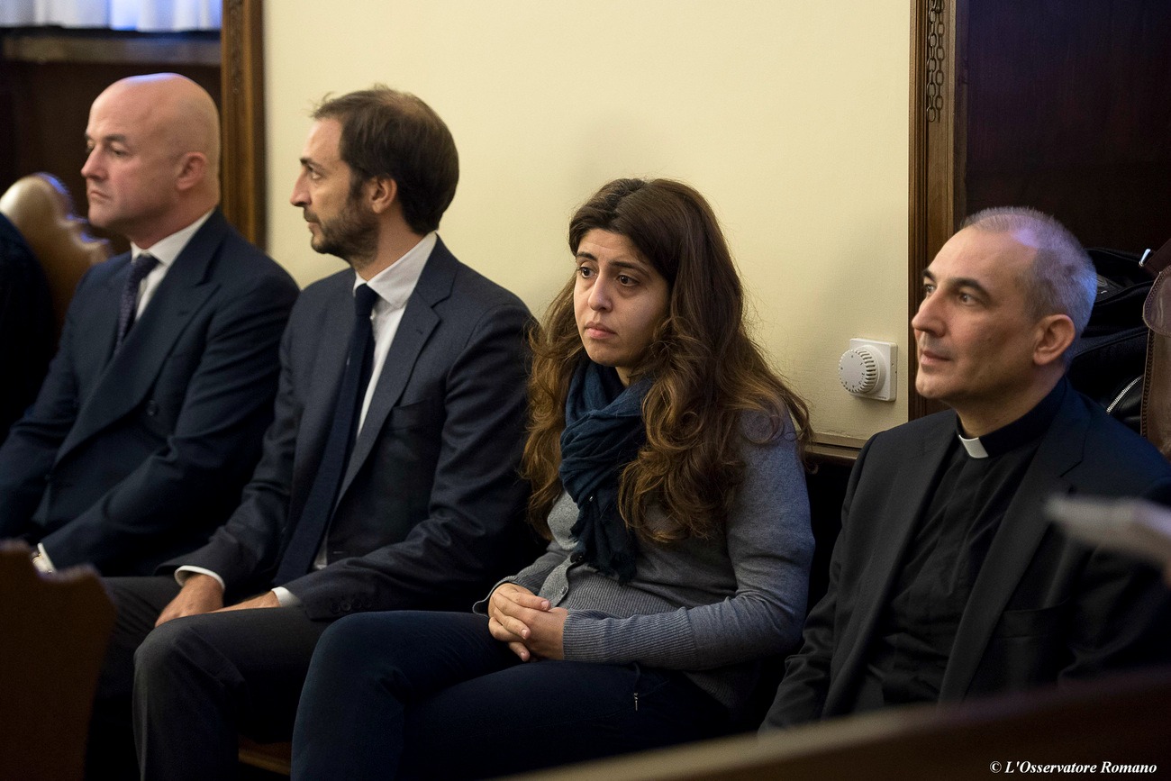 Procès Vatileaks 2: De g. à dr. :  Les journalistes italiens Gianluigi Nuzzi et Emiliano Fittipaldi, Francesca Chaouqui et Mgr Angelo Lucio Vallejo Balda. (Photo: Keystone)