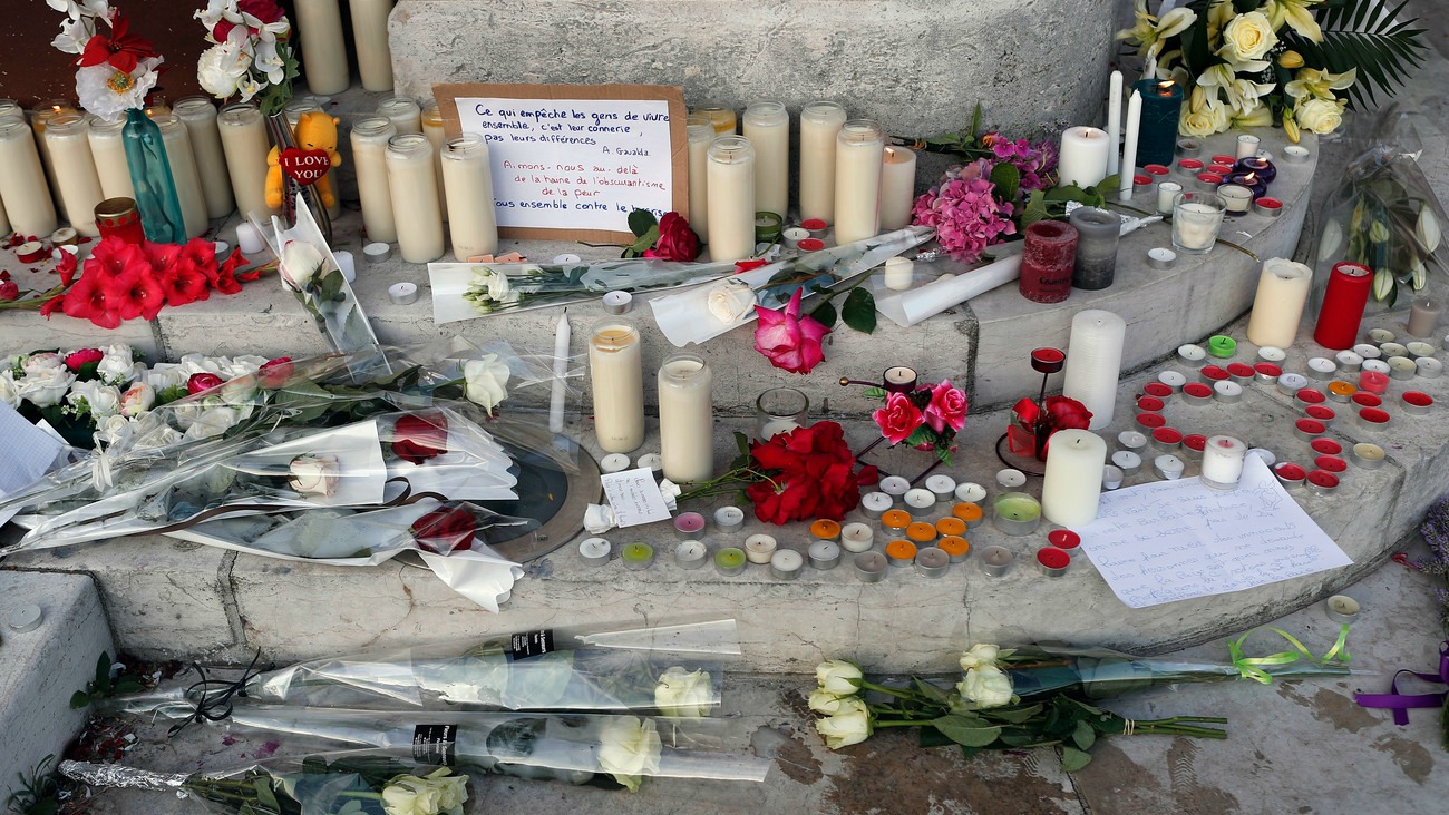 Témoignages de gratitude envers le Père Jacques Hamel, devant l'Eglise de Saint-Etienne-du-Rouvray (Photo:AP François Mori/Keystone)