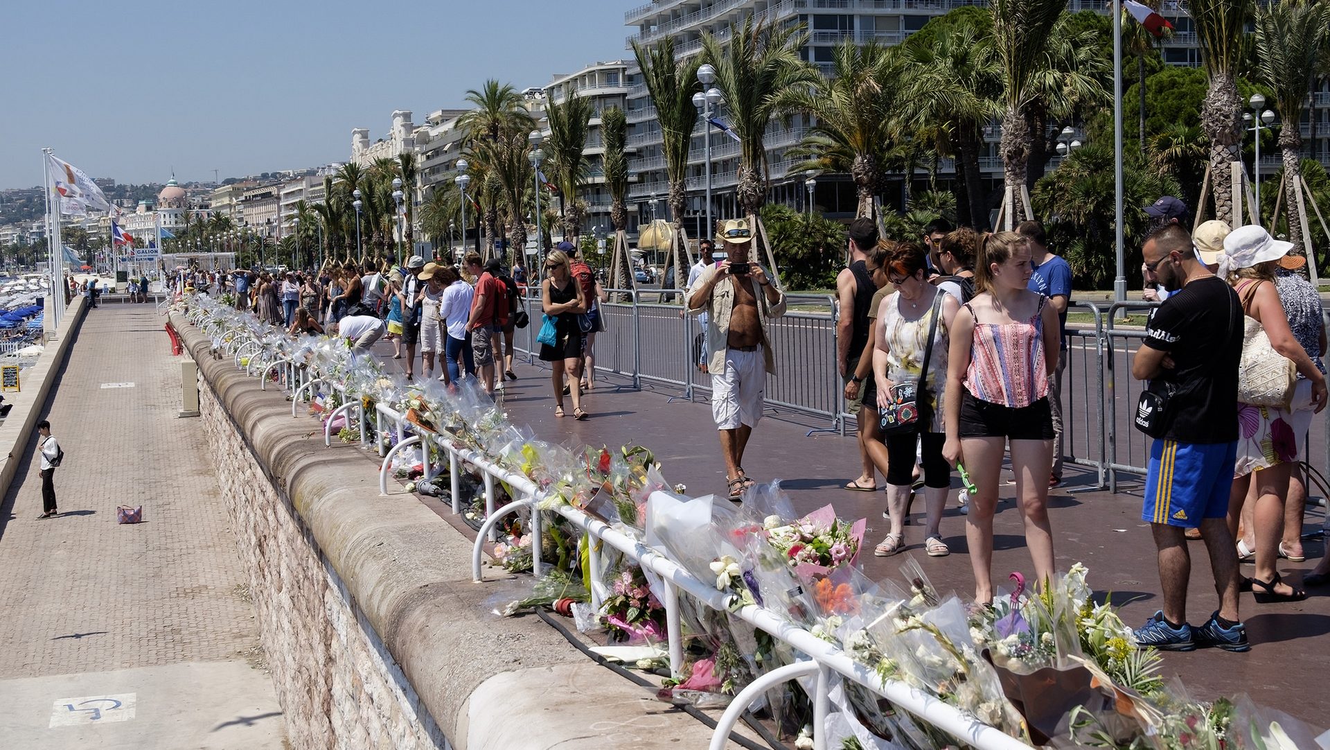 Nice, Promenade des Anglais, fleurs en hommage aux victimes de l'attentat du 14 juillet 2016 (photo Flickr Susan Smith) 