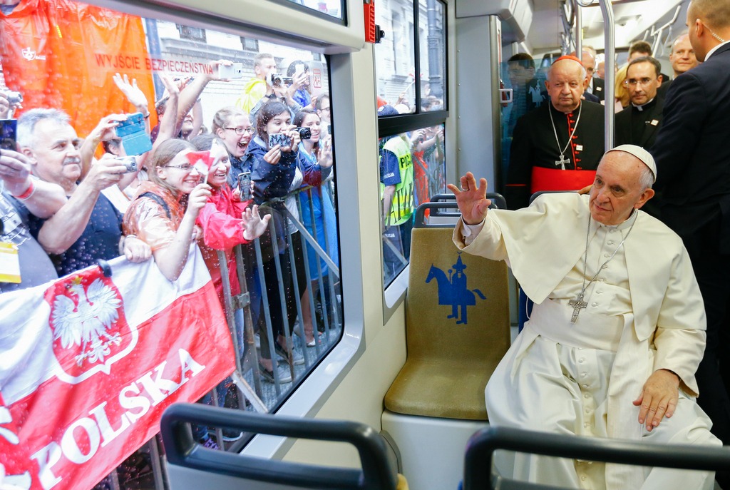 Le pape François a parcouru le chemin entre l’archevêché de Cracovie et la grande plaine de Blonia en tramway. (Photo Keystone)