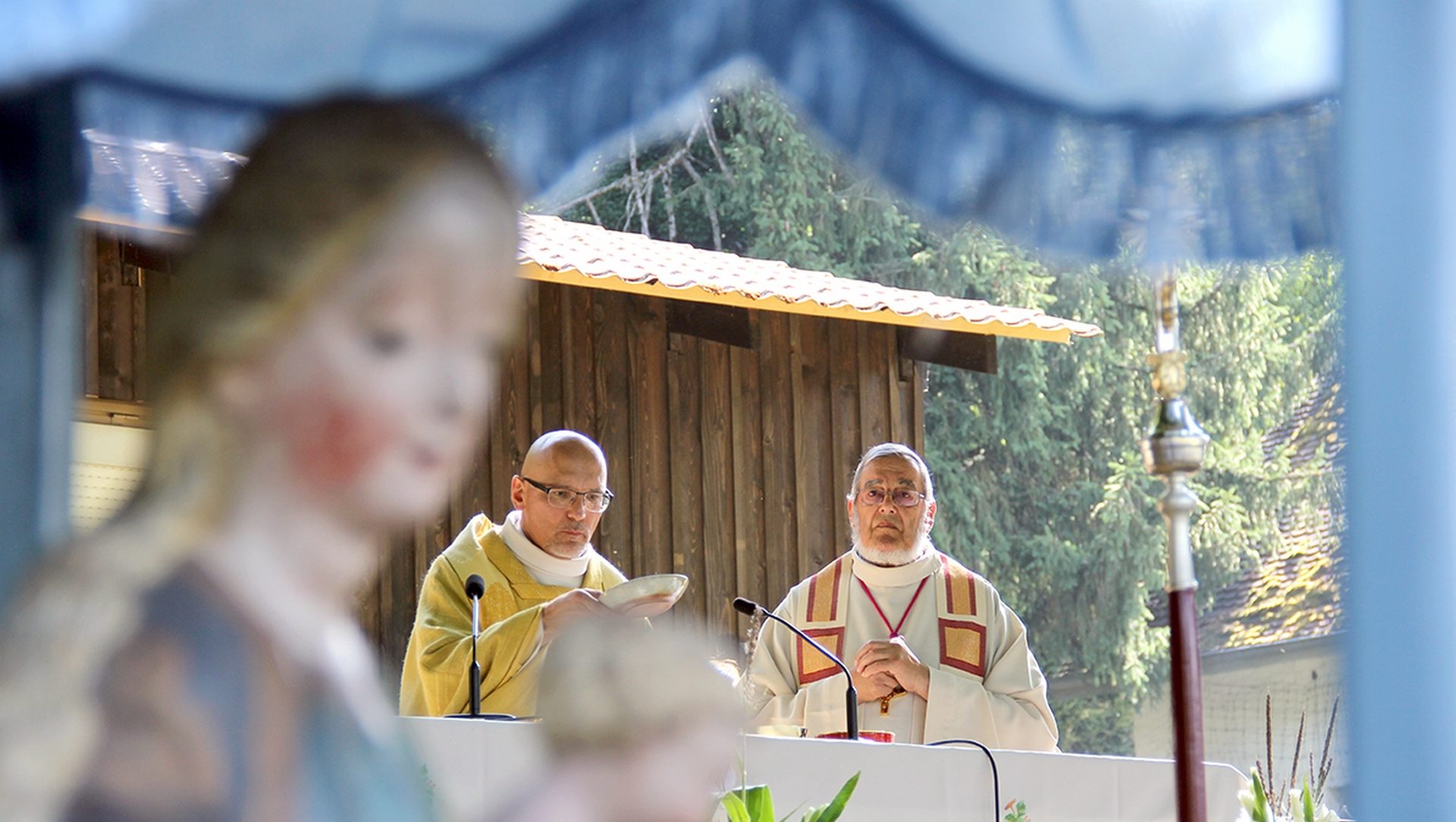 Sous le regard de Notre-Dame des Annonciades, l’abbé Jean Jacques Theurillat, vicaire épiscopal, a présidé la célébration de l’Assomption, accompagné par l’abbé Jacques Oeuvray (photo SCJP)