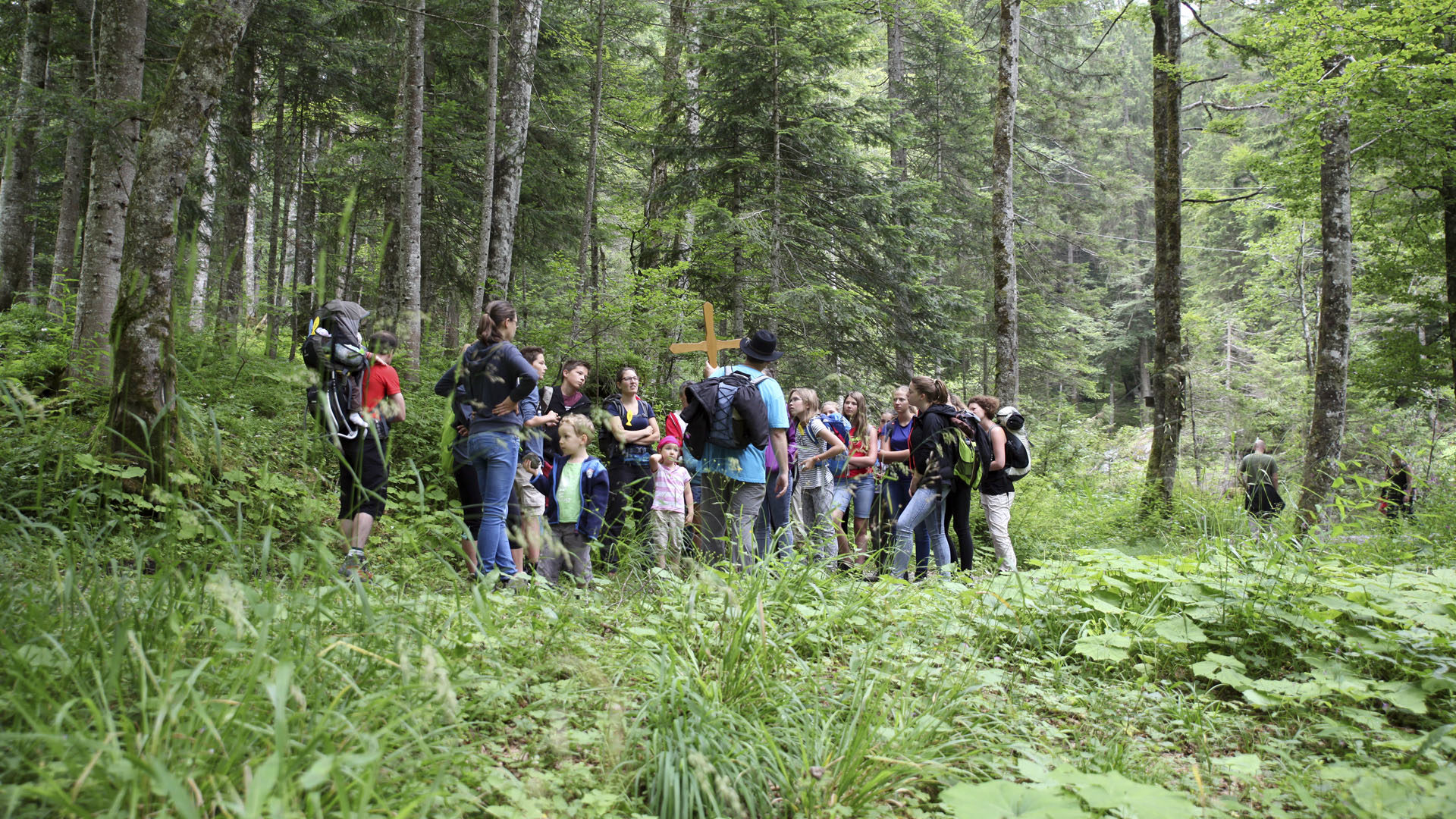 Camp-Voc' "Goudurix". L'abbé Vincent Lafargue anime une pause dans la forêt | © Bernard Hallet