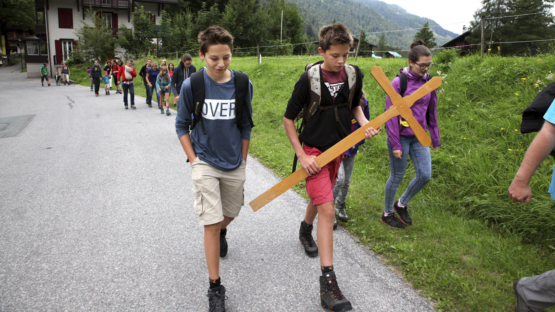 Camp-voc' "Goudurix". Les jeunes entament la journée de marche. Ils se relaieront pour porter la croix tout au long du parcours. | © Bernard Hallet