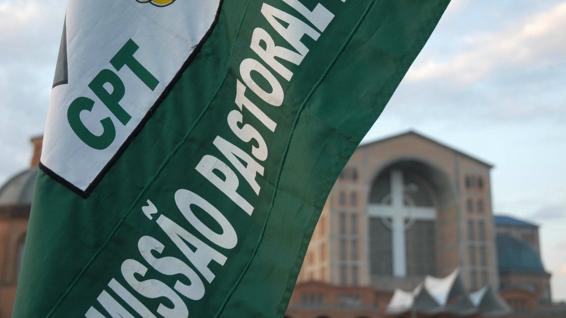 Le drapeau de la Commission pastorale de la terre (CPT). La CPT estime que le Brésil est devenu "une terre sans loi où tout est permis". (Photo: J.C. Gerez)