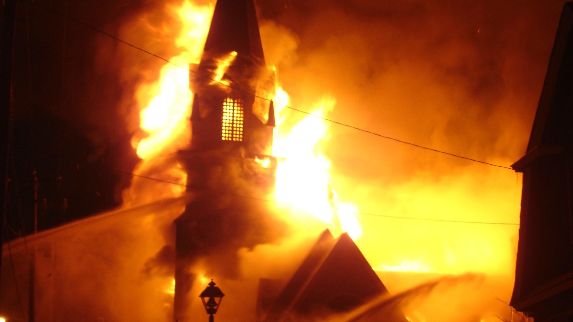 Eglise en train de brûler. (Photo: Flickr/Erik Olson/(CC BY-SA 2.0)