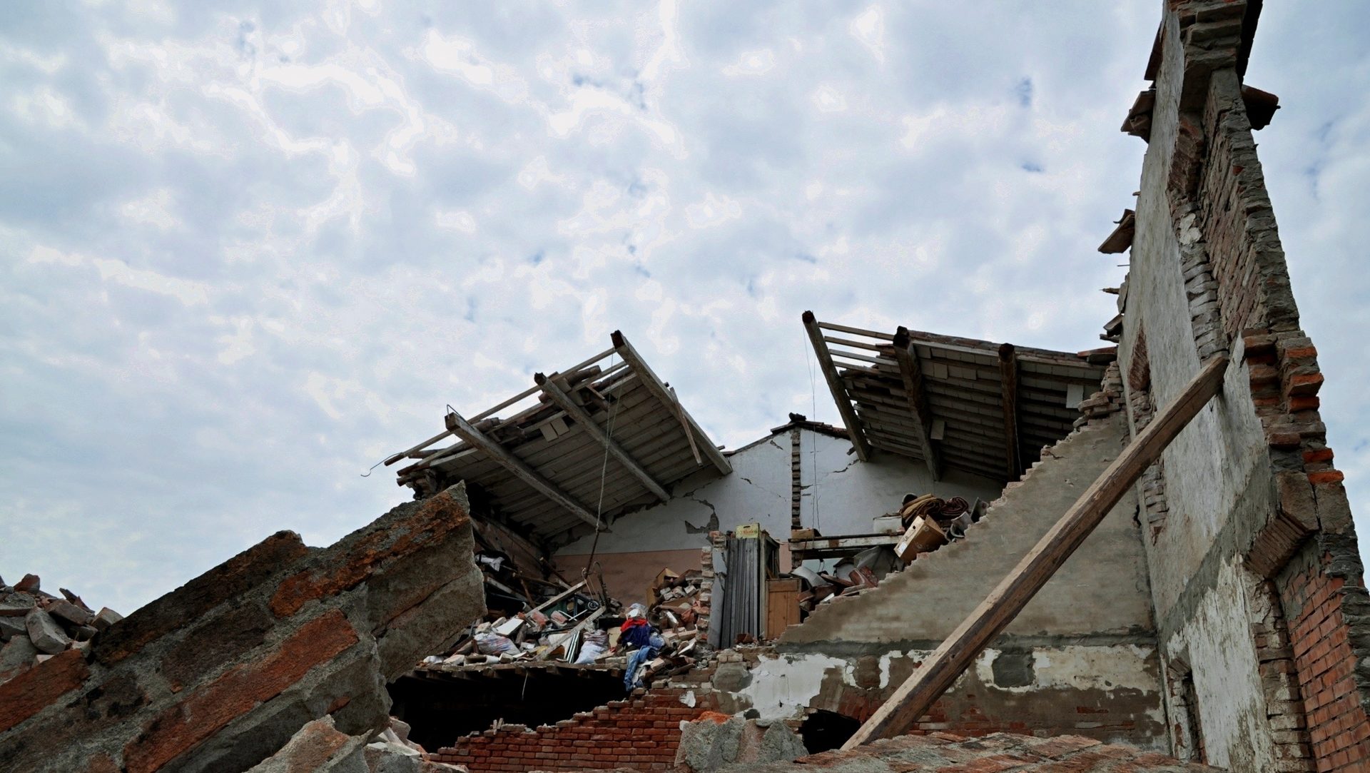 Maison détruite lors d'un tremblement de terre en Italie (photo wikimedia commons Mario Fornasari CC BY 2.0)