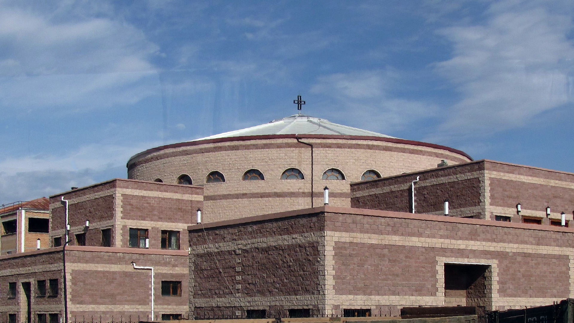 La cathédrale Saint Pierre et Saint Paul de Oulan-Bator a accueilli plus de 1'300 personnes pour l'ordination de Enkh Bataar, premier prêtre d'origine mongole. (Photo: Wikimedia Commons/Torbenbrinker/CC BY-SA 3.0)