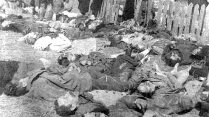 Massacre de civils polonais par l'UPA, dans le village de Kostopol, Pologne (Photo: wikipedia, Władysława Siemaszków, de la collection Henryk Słowiński)