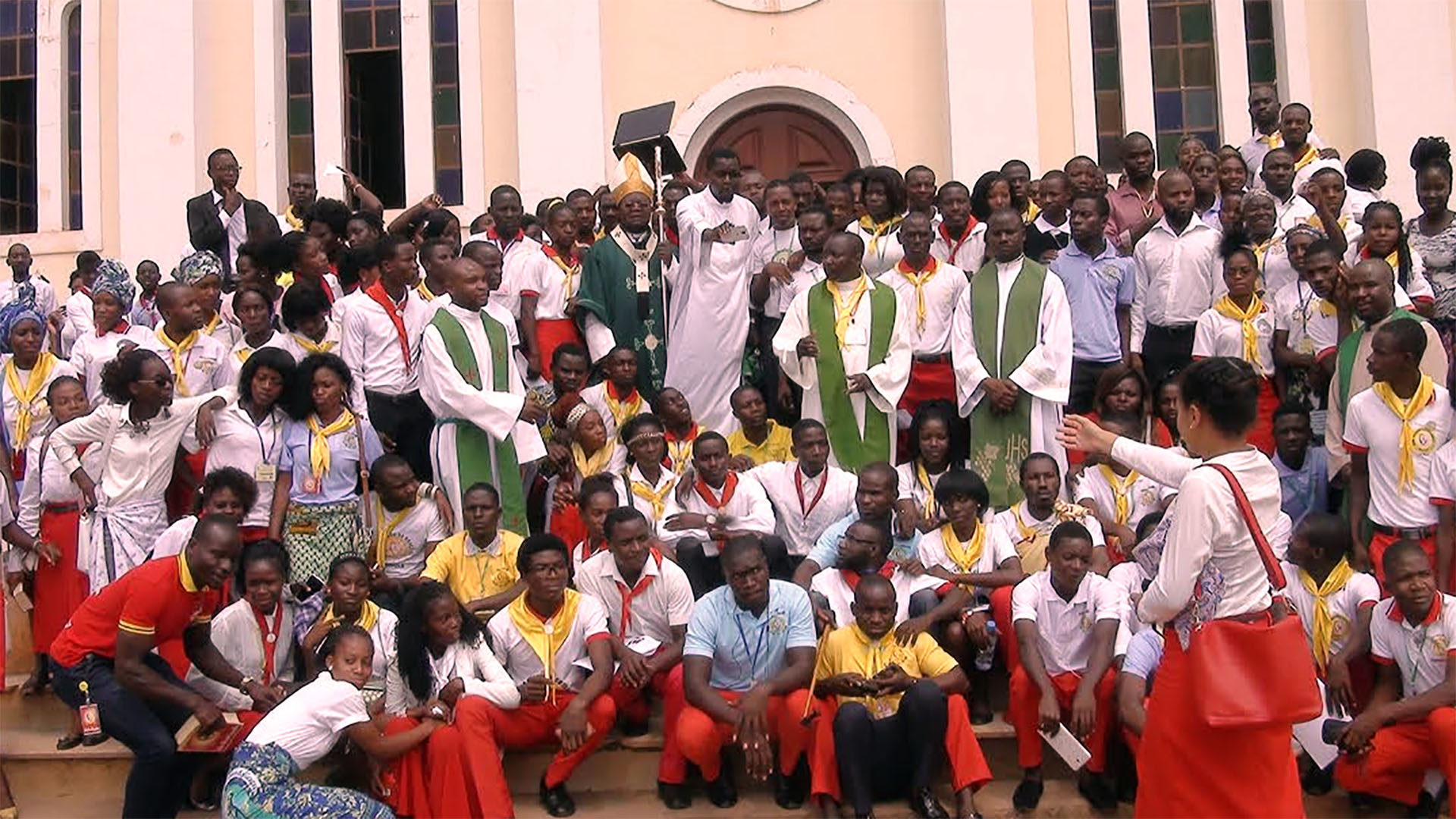 Mgr Benedeto Roberto, entouré par les prêtres et les paroissiens de Malanje, province au nord de l'Angola (Photo: apostoladoangola.org/DR)