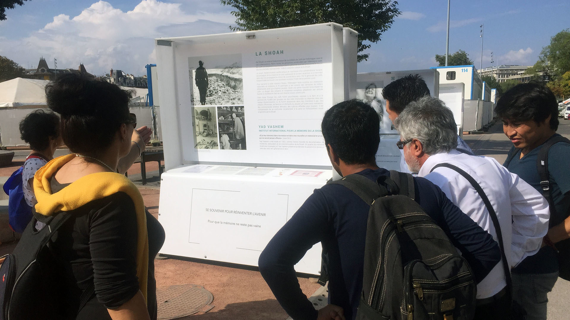 Pour dépasser le cercle d’un public déjà conquis à la cause, l'organisatrice Albana Krasniqi Malaj a souhaité installer l'exposition BESA à l’extérieur. (Photo: Priscilia Chacón)