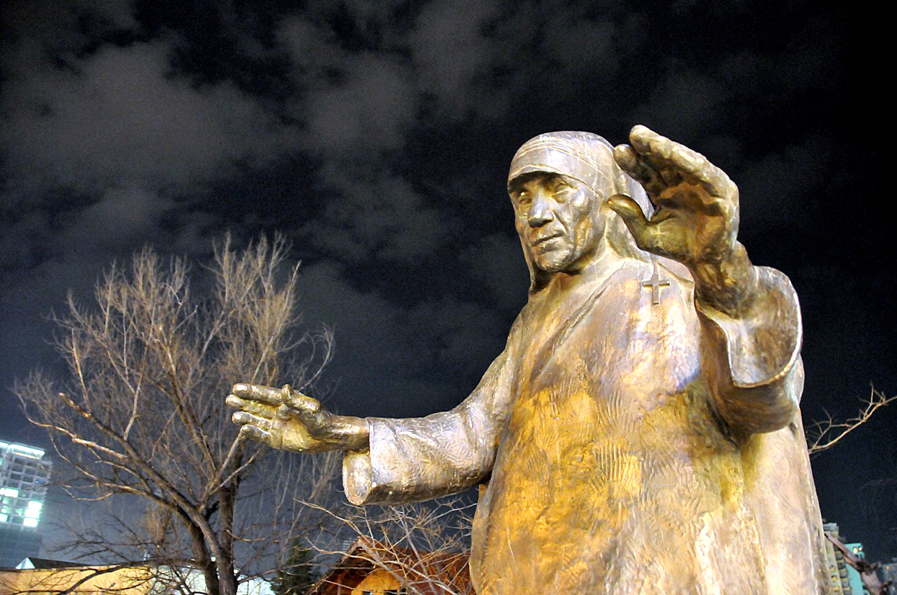 Statue de Mère Teresa à Tirana, au Kosovo (photo wikimedia commons anjci cc-by-2.0)