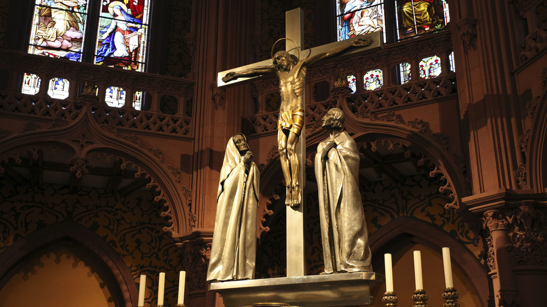 La basilique Notre-Dame de l'Assomption à Neuchâtel. Le calvaire de l'artiste Marcel Feuillat. (Photo: B. Hallet)