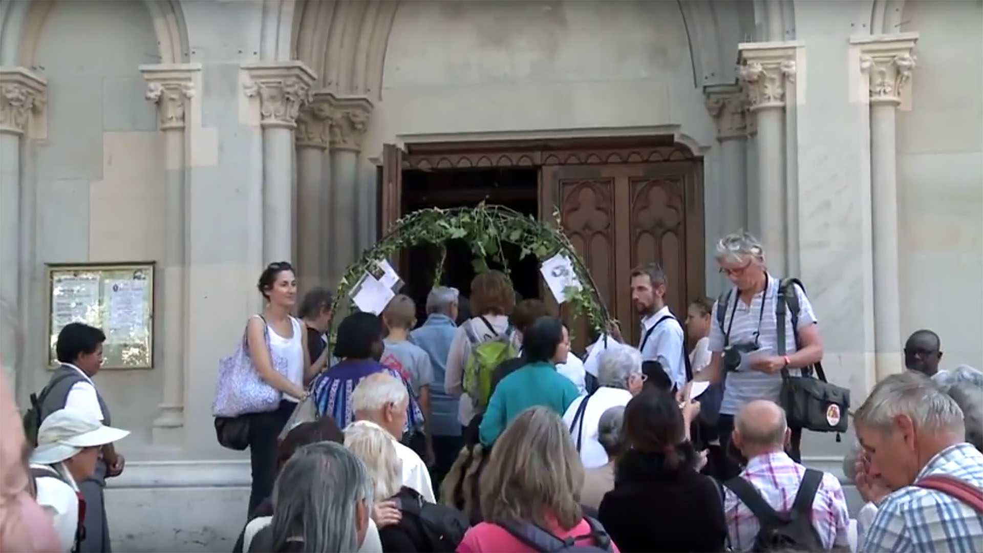 Les pèlerins ont profité de la halte à la basilique Notre-Dame de Genève pour passer la porte de la Miséricorde. (Photo: Capture-écran)