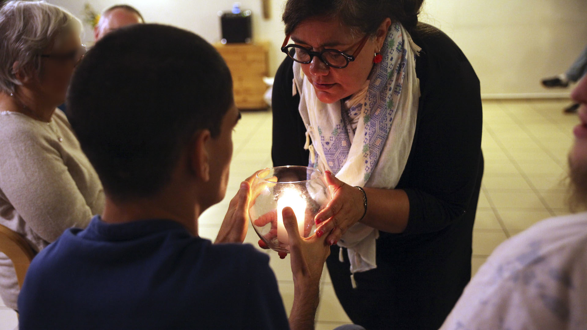 Pascale Auret-Berthoud, aumônière aux Perce-Neige, en prière  avec une résidente, "de personne à a personne". (Photo: B. Hallet)  