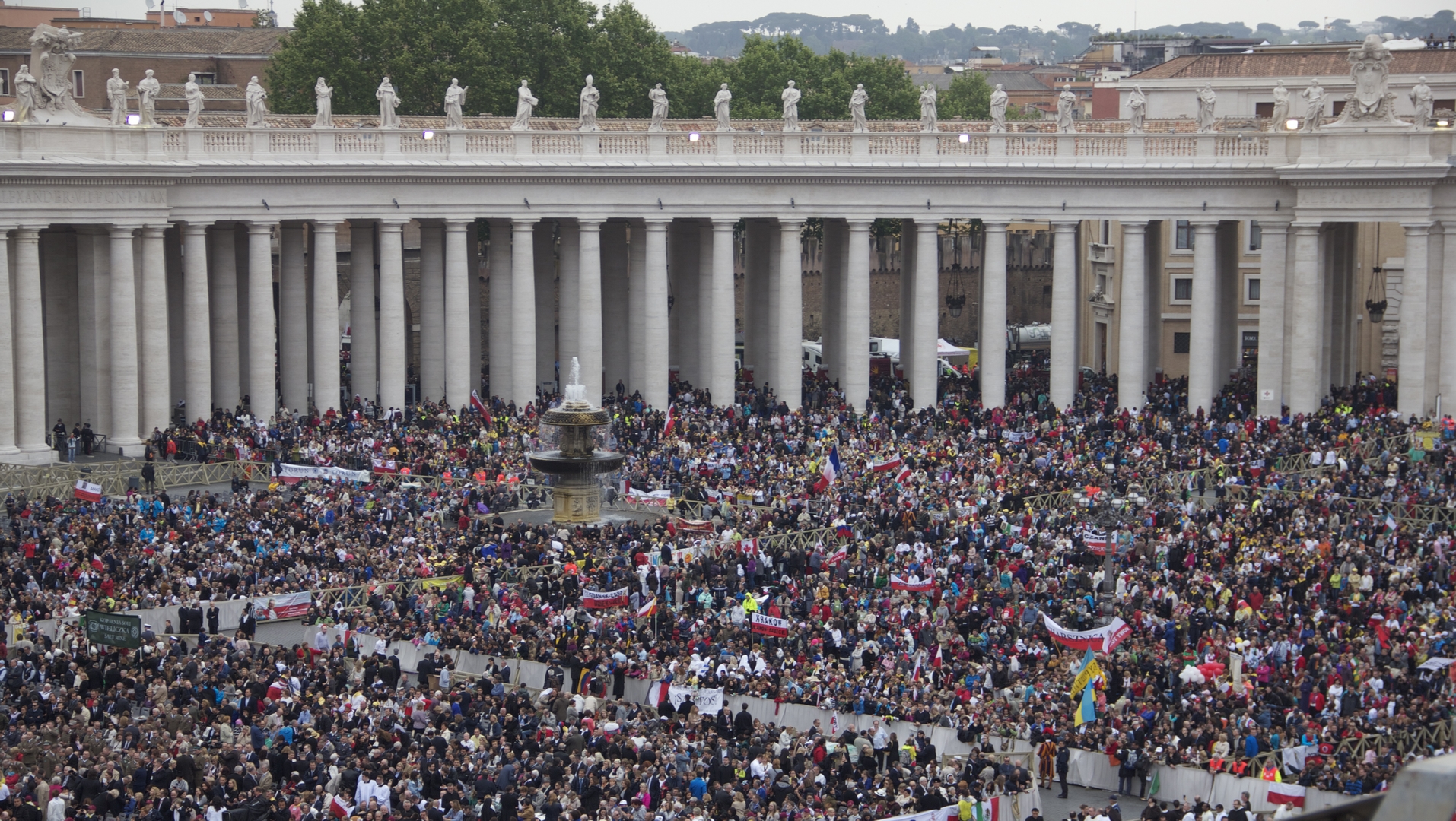 Rome, la foule massée sur la Place Saint-Pierre | © Bernard Hallet 