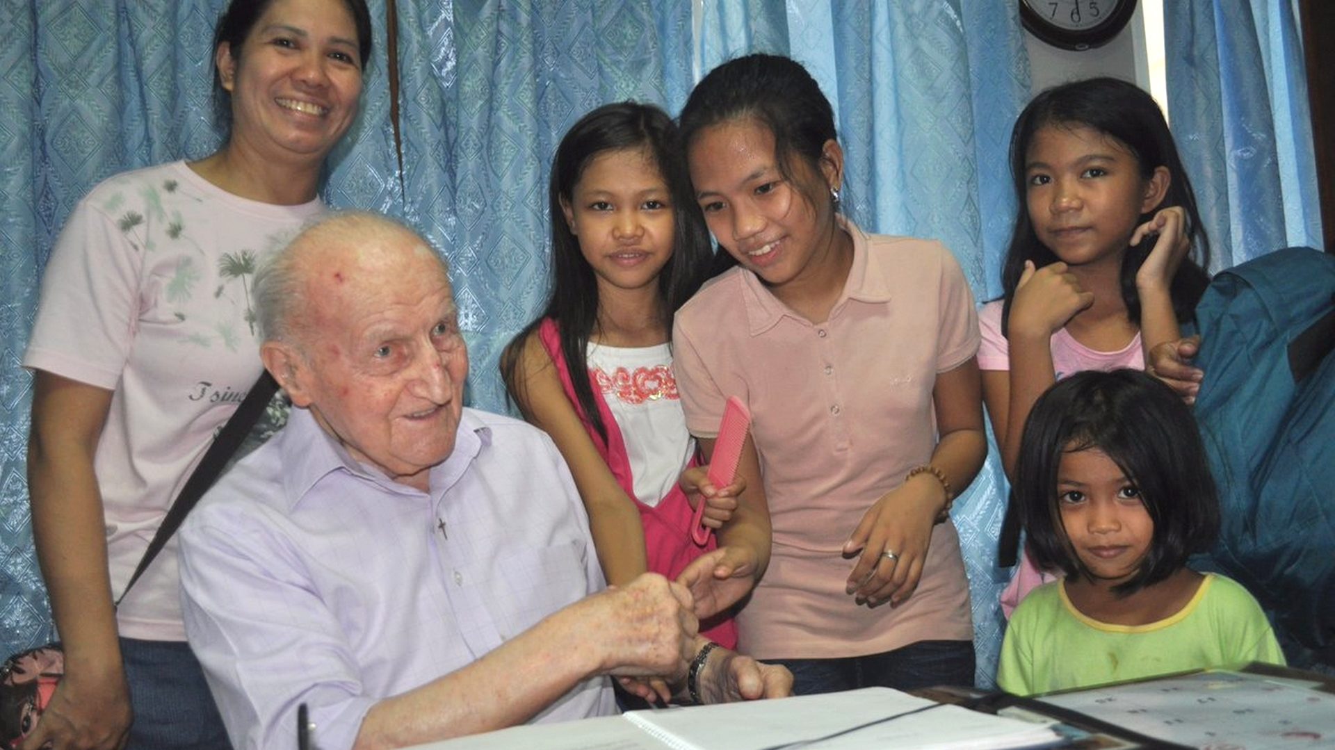 Le Père Pierre Tritz au milieu de ses enfants des bidonvilles de Manille (photo DR)