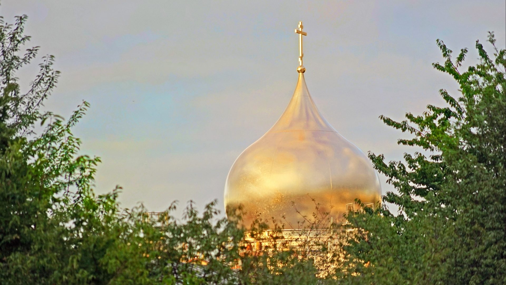 Le bulbe principal de la nouvelle cathédrale orthodoxe-russe de la Sainte Trinité à Paris (photo: flickr Jean-Pierre Dalbéra CC BY 2.0)