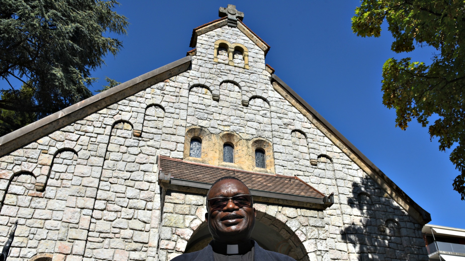L'abbé Modeste Kisambu-Muteba devant l'église du Saint-Rédempteur, à Lausanne (Photo:Raphaël Zbinden)