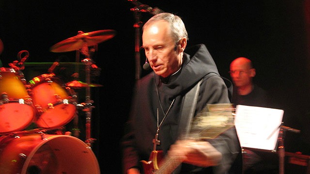 Le Père Nokter Wolf, supérieur général des bénédictins, à la guitare (Photo:Opodeldok/Wikimedia Commons/CC BY-SA 2.5)
