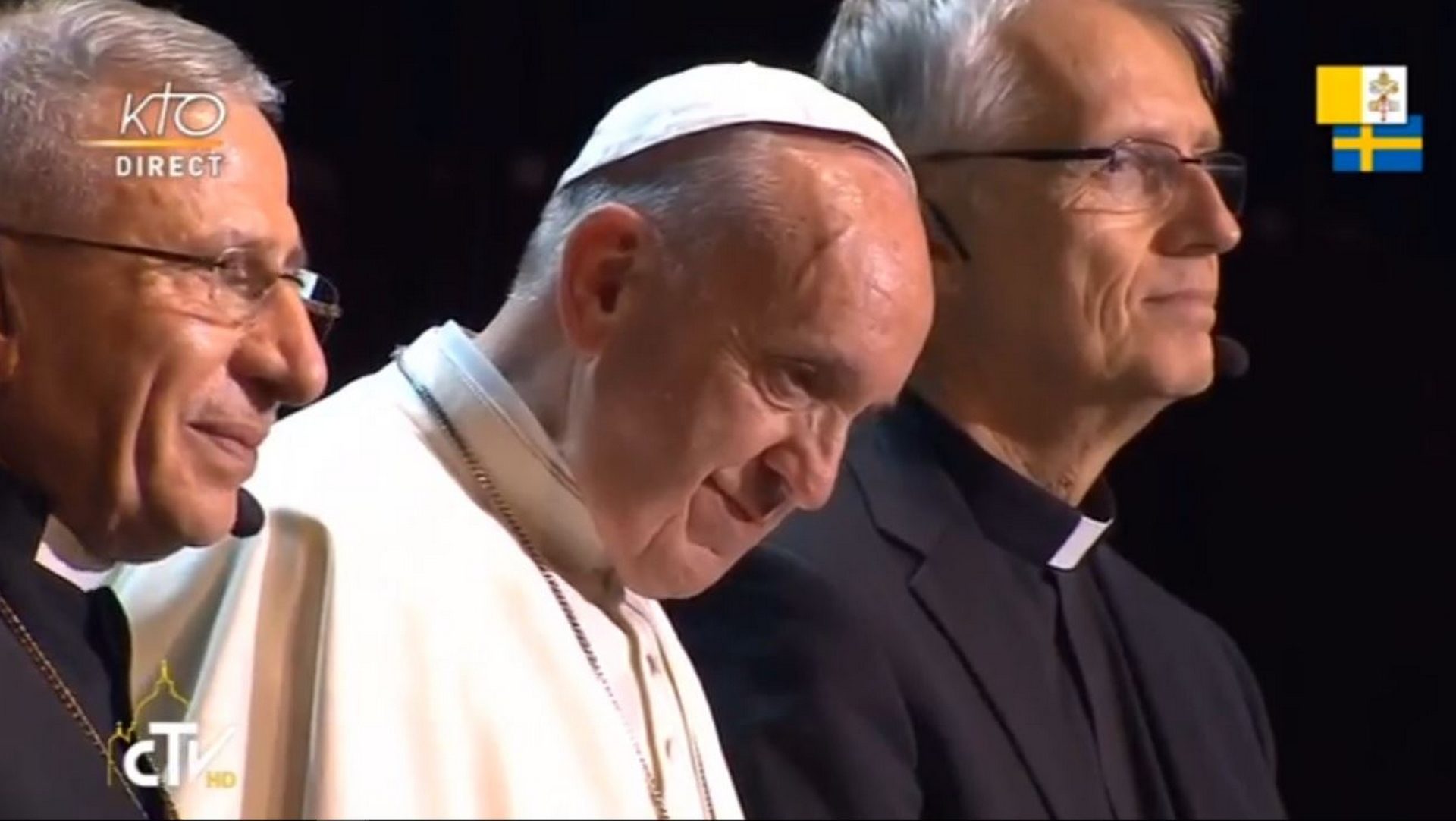 Le pape François à Malmö, entouré de l'évêque Munib Younan, président de la Fédération luthérienne mondiale (FLM)et du révérend Martin Junge, secrétaire général de la FLM (capture d'écran CTV)