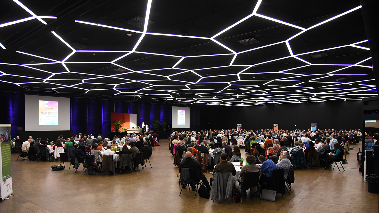 Environ 400 personnes assistent à la session diocésaine "Mission vers les périphéries, Mission impossible?" (Photo: Pierre Pistoletti)