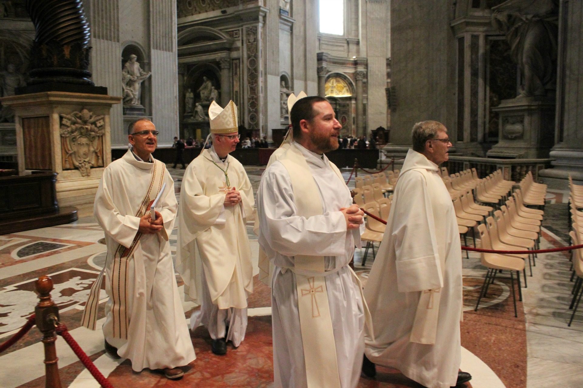 Messe à la basilique Saint-Pierre de Rome, le 24 octobre 2014: Mgr Charles Morerod, au milieu, avec Romain Julmy, diacre, les abbés Christophe Godel et Rémy Berchier vicaires épiscopaux (photo: Bernard Litzler).