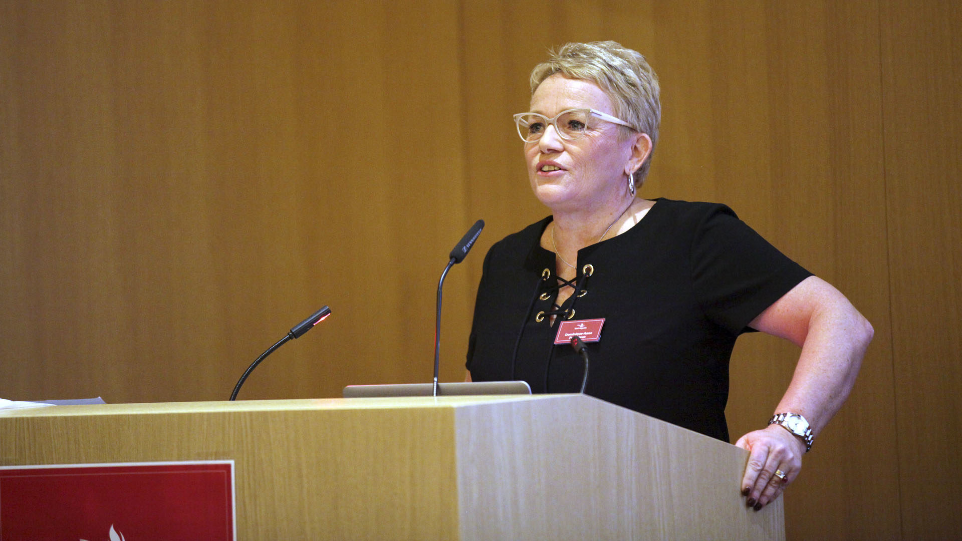 Saint-Maurice le 15 octobre 2016. Dominique-Anne Puenzieux, directrice générale des Editions Saint.-Augustin, annonce le projet digital pour les journaux paroissiaux. (Photo: B. Hallet) 