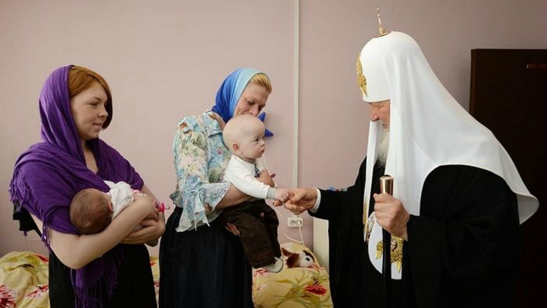 Le patrtiarche de Moscou Cyrille visite de jeunes mamans (Photo: www.pravoslavie.ru)