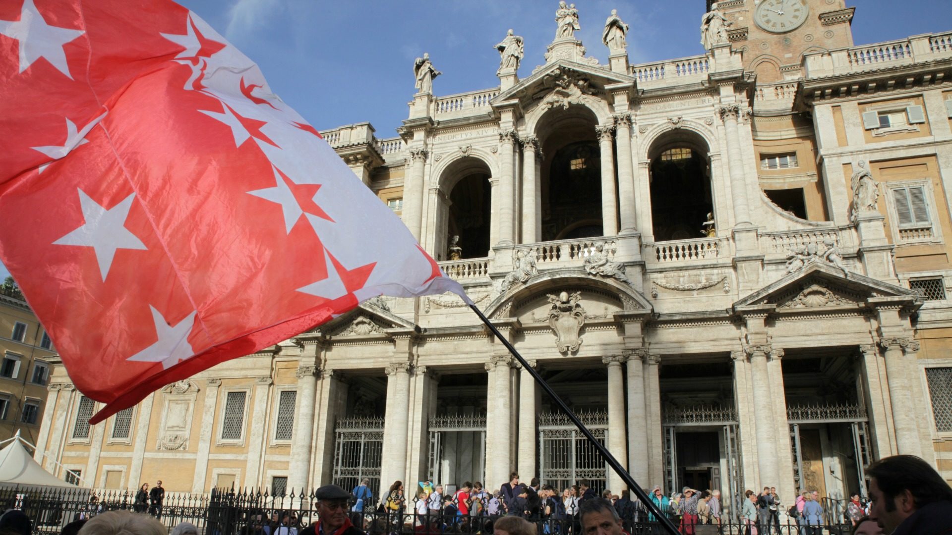 Le drapeau valaisan flotte devant Sainte Marie-Majeure à Rome (photo Bernard Hallet)