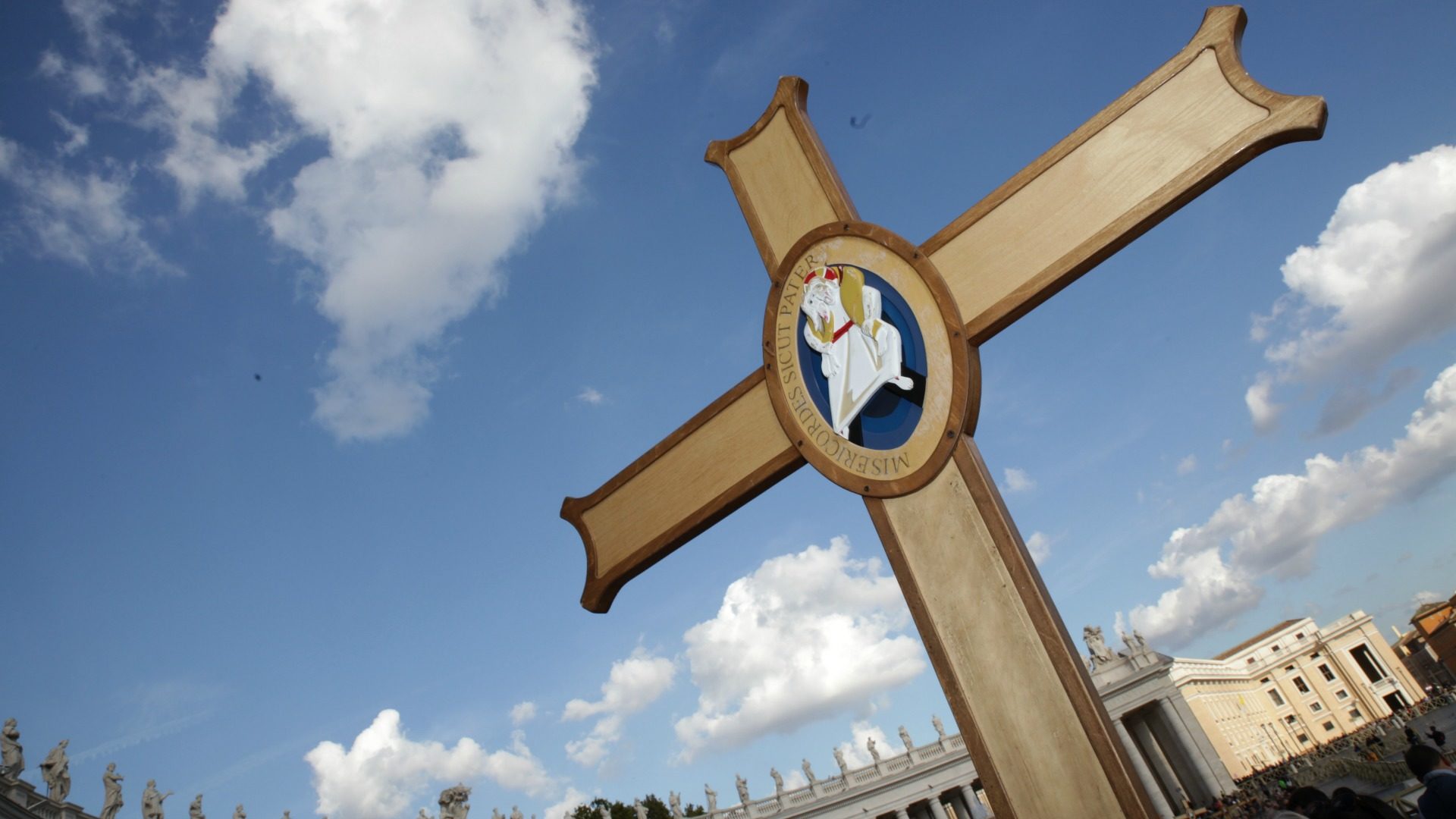 La croix de la miséricorde dans le ciel romain | © Bernard Hallet