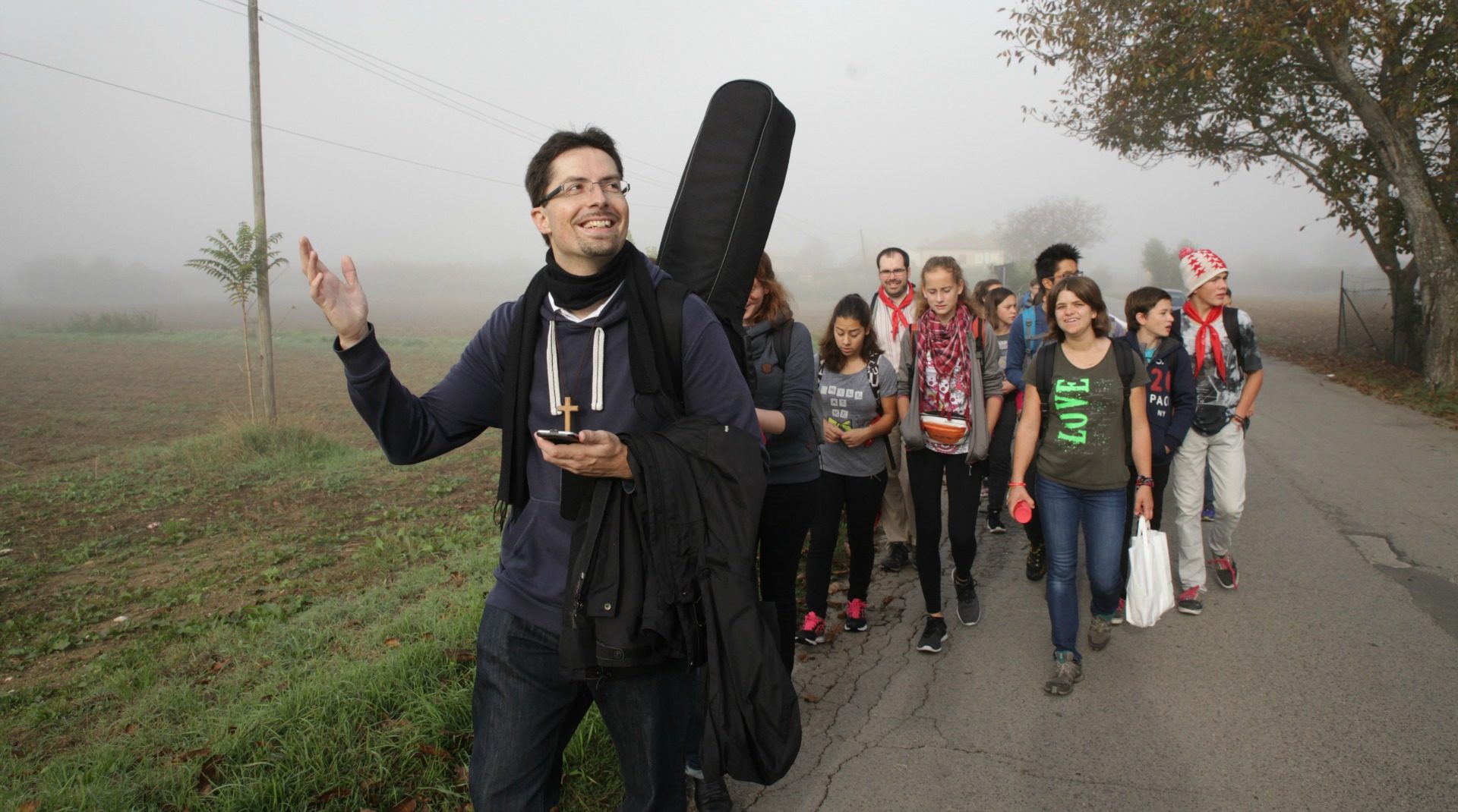 Avec l'abbé Pierre-Yves Pralong, les jeunes marchent vers le monastère de Saint-Damien | © Bernard Hallet