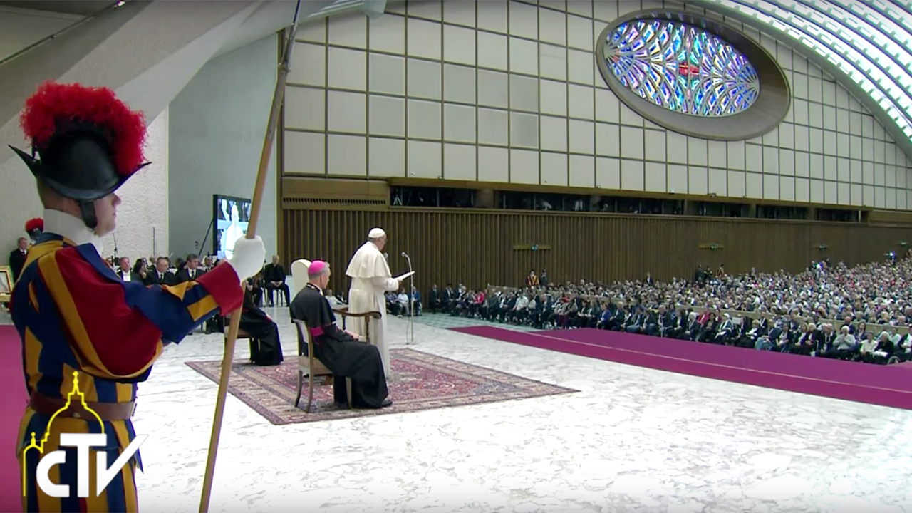 "La maturité et la sagesse accumulées durant les années, peuvent aider les plus jeunes", a affirmé le pape (Photo: CTV/Youtube)