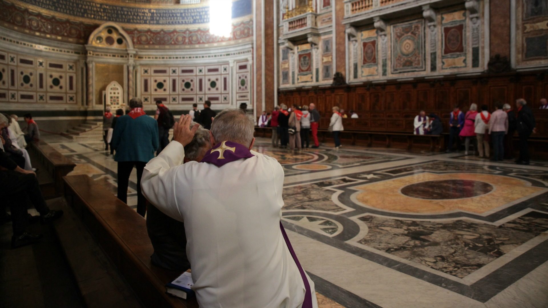 Rome le 22 octobre 2016. Une douzaine de prêtres du diocèse de Sion ont confessé les pèlerins valaisans dans le choeur de la basilique saint-Jean-de-Latran | © Bernard Hallet