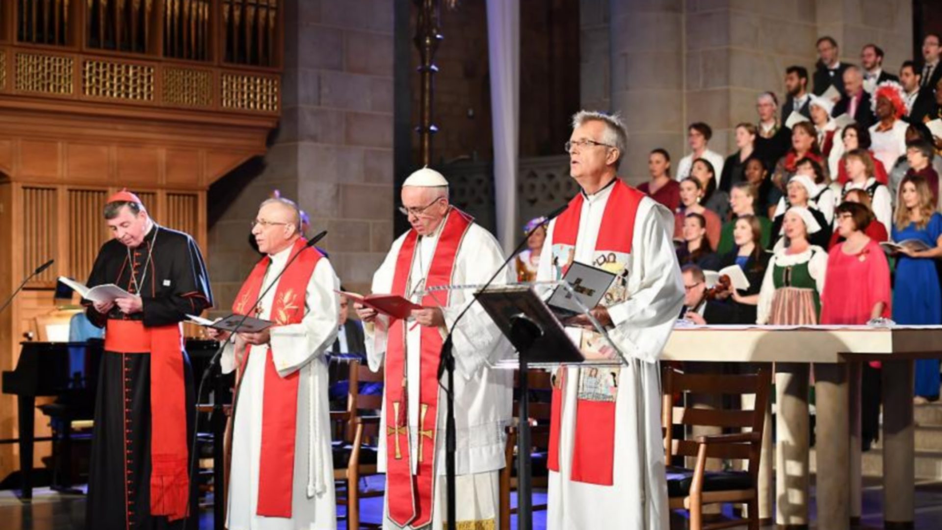 Le pape François à la cathédrale de Lund, entouré de l'évêque Munib Younan, président de la Fédération luthérienne mondiale (FLM)et du révérend Martin Junge, secrétaire général de la FLM | © Church of Sweden/Magnus Aronson 