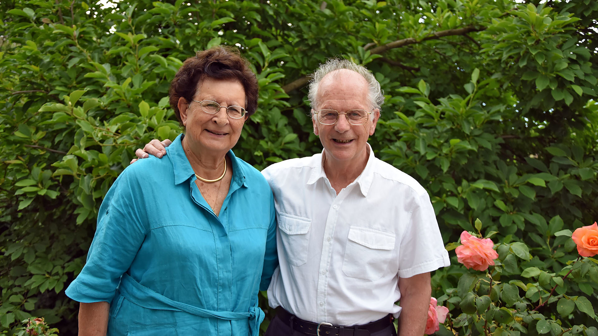 Lorsqu'ils ne sont pas en Arménie, Monique et Dario Bondolfi cultivent leurs roses, au chemin de la Rosière. (Photo: Grégory Roth)