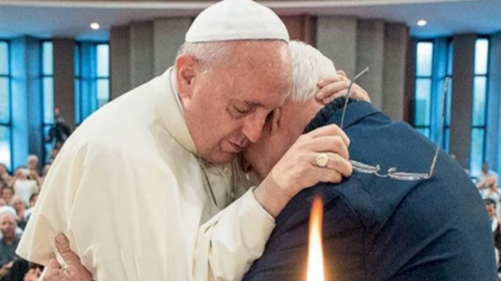 Le pape François embrasse le Père Ernest Simoni qui a subi les persécutions du régime albanais (photo capture d'écran CTV)