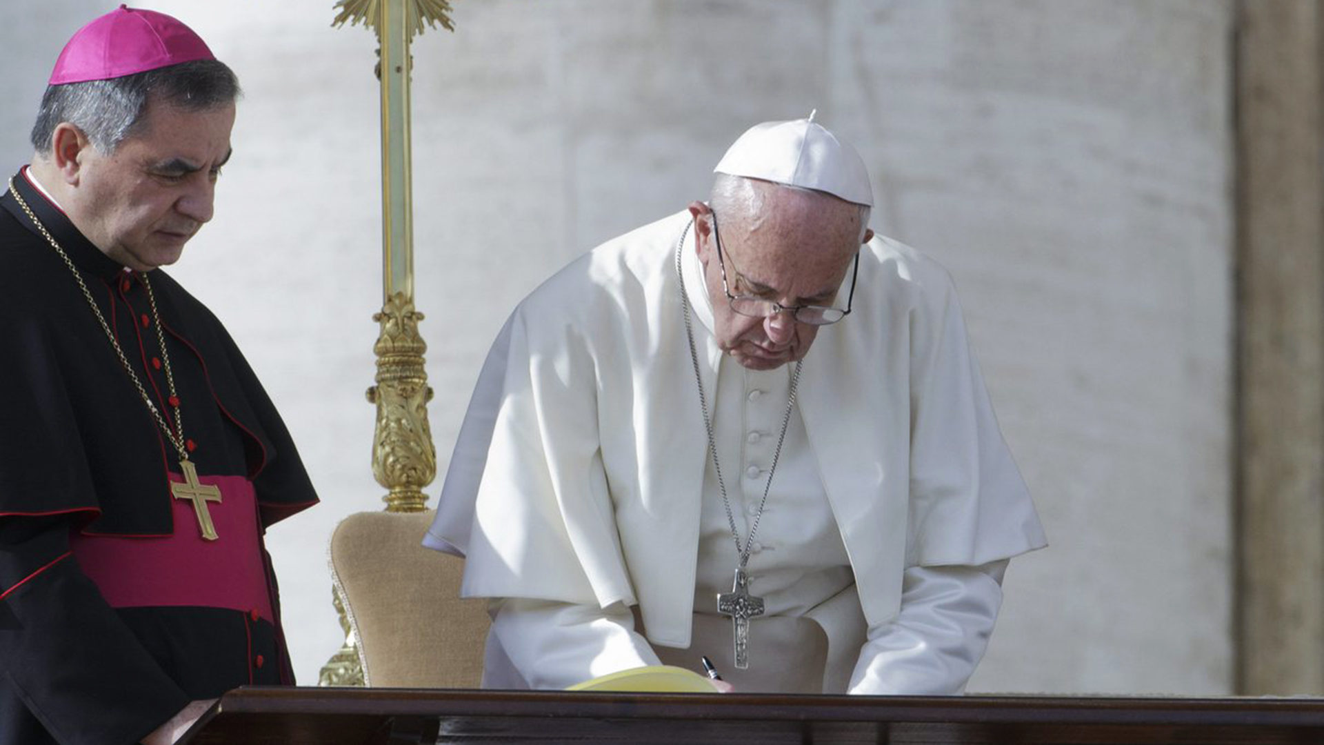 Le pape a signé la lettre apostolique, “Misericordia et misera” durant la messe de clôture du Jubilé (Photo: Donatella Giagnori/Keystone) 