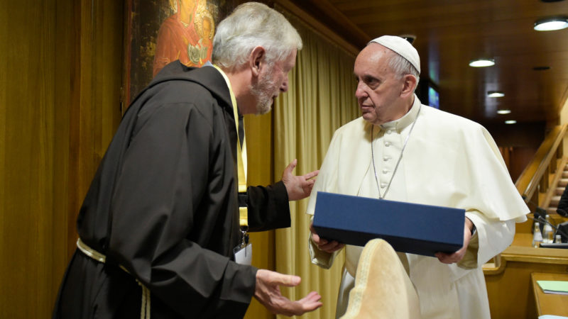 Mauro Jöhri a remis la lettre de "L'Eglise avec les femmes" au pape François (Photo:© L'Osservatore Romano)