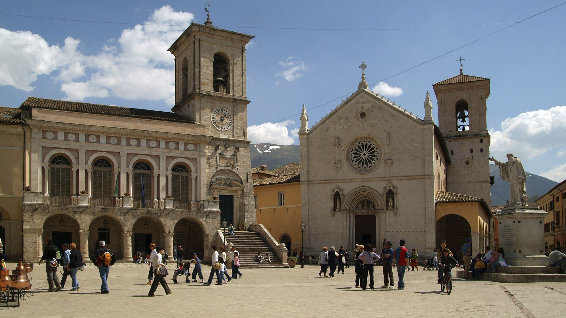 Mgr Louis Antonio Tagle s'est rendu à Norcia, centre de l'Italie. Il a prié sur les ruines de la basilique Saint-Benoît, ici en 2006. (Photo: Flickr/Giovanni/CC BY 2.0)